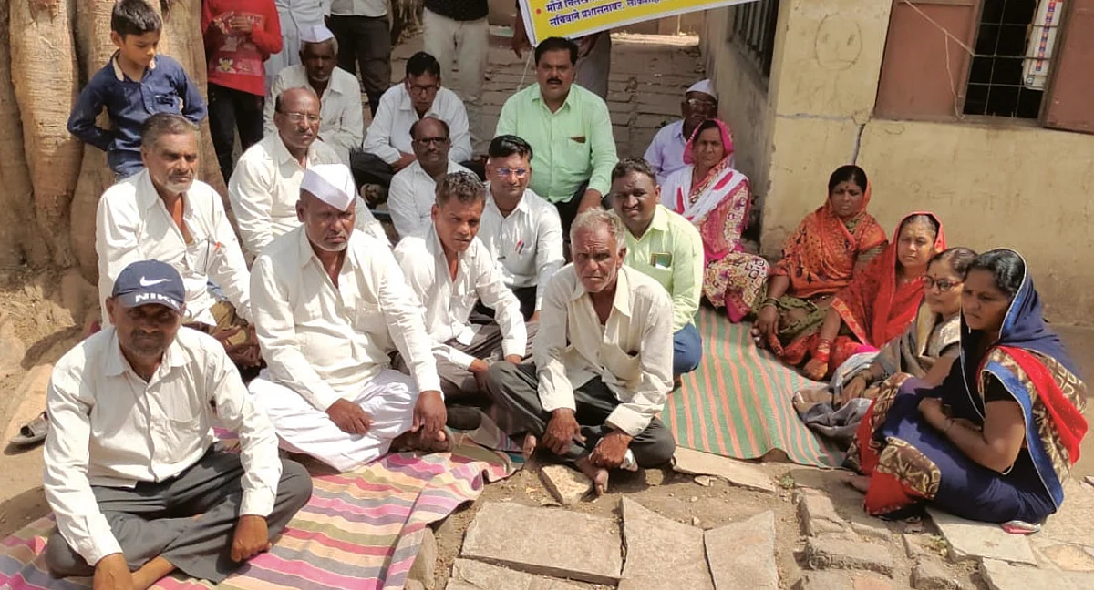 सचिवाच्या बदलीसाठी चिलेखनवाडी सोसायटी पदाधिकार्यांचे उपोषण