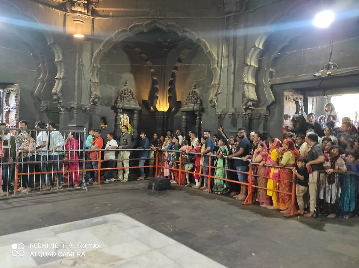 त्र्यंबकेश्वर मंदिरात भाविकांची अलोट गर्दी