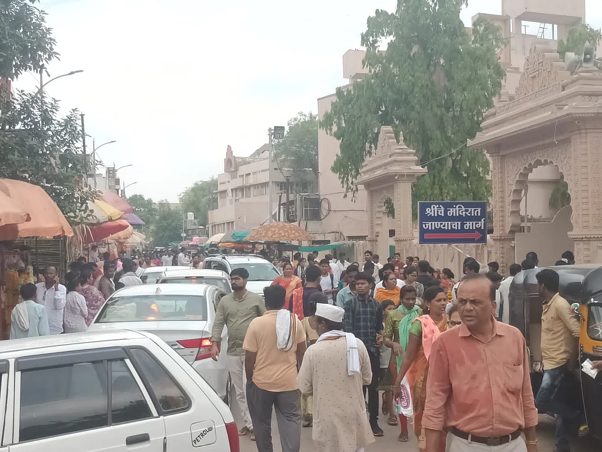 Photo शेगावात श्रीं च्या दर्शनास भाविकांची गर्दी