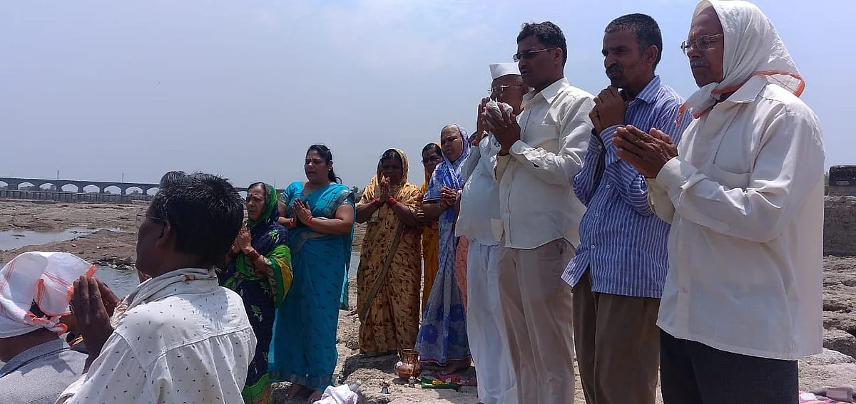 पुणतांबा येथील स्वामी समर्थ केंद्रात वरुण राजाला साकडे