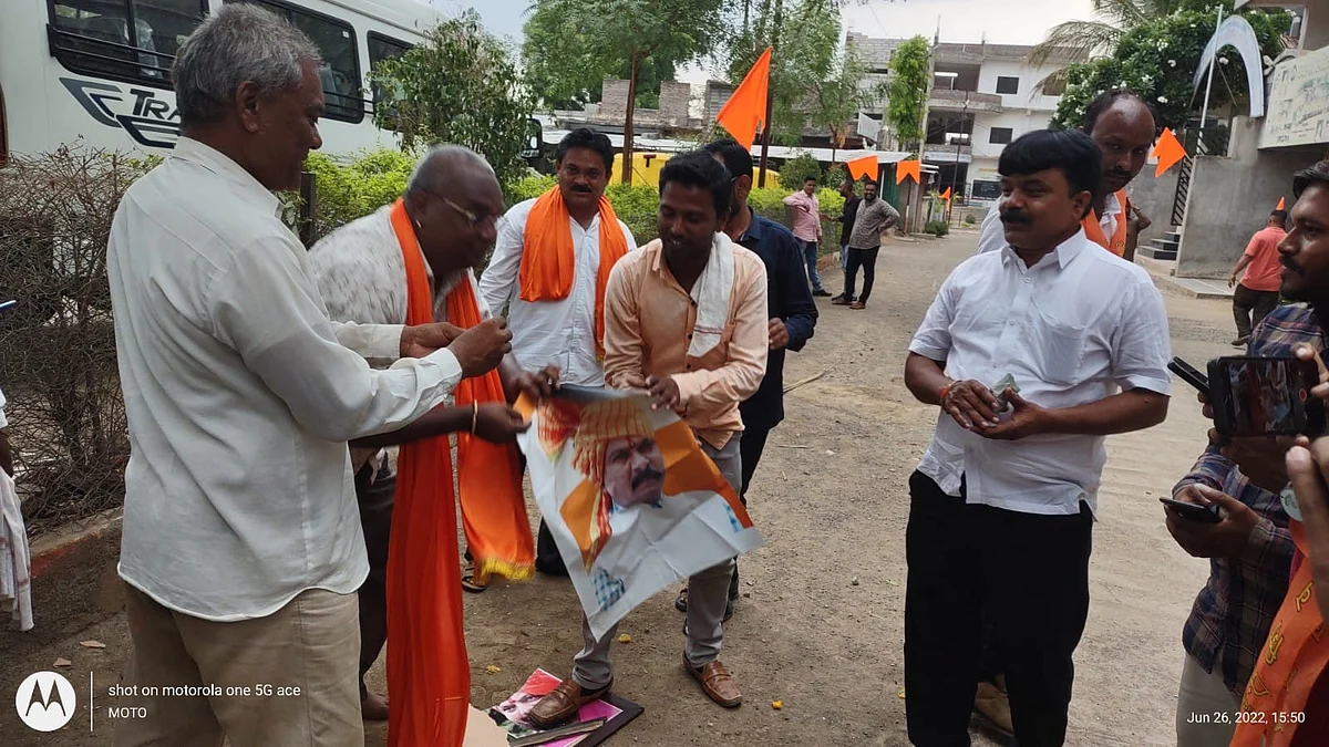 रावेरात पालकमंत्री गुलाबराव पाटील व आमदार चंद्रकांत पाटील यांच्या प्रतिमेला पायदळी तुडवताना शिवसैनिक