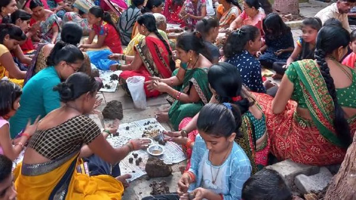 Video : वारीत वाटणार एक लाख बीजगोळे