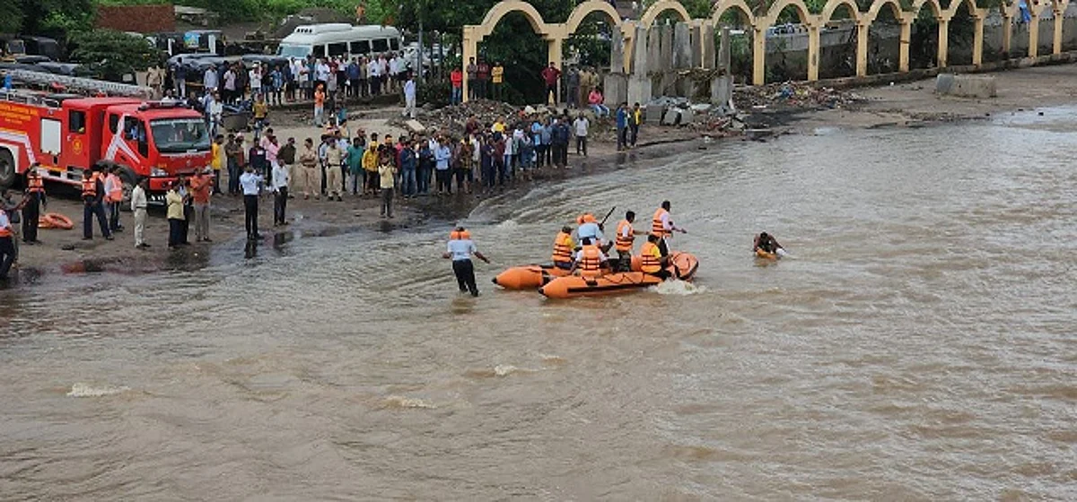 गंगेत बुडालेल्या दोघांना वाचवले; मोहीम फत्ते, स्थानिकांकडून यंत्रणेचे स्वागत