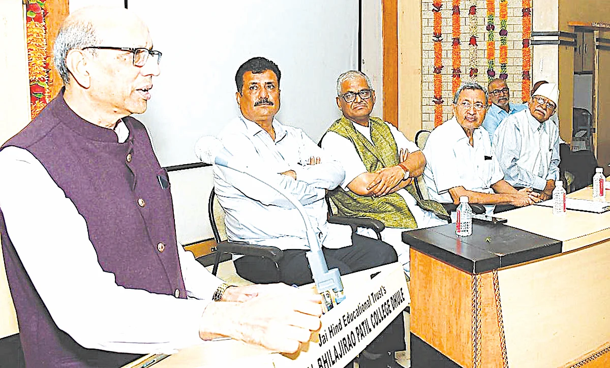 खाजगी शिक्षण गरीब विद्यार्थ्यांना न परवडणारे