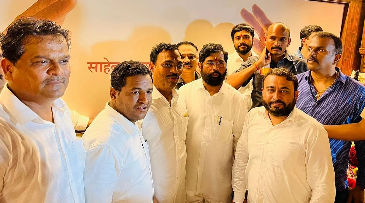 मनपाच्या बंडखोर नगरसेवकांनी घेतली मुख्यमंत्र्यांची भेट
