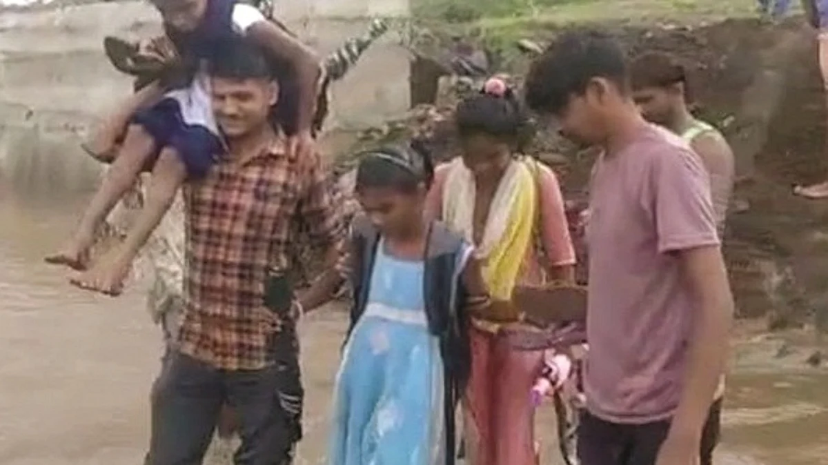 निमदर्डा येथे विद्यार्थ्यांना खांद्यावर बसून पार करावी लागतेय नदी