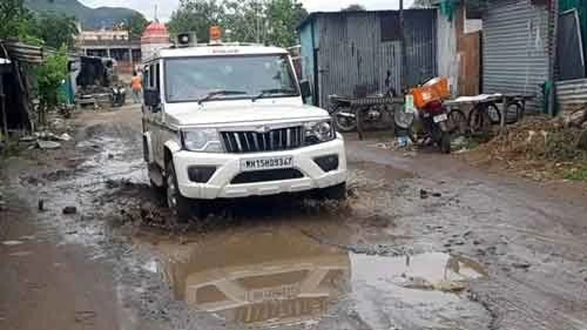 पावसामुळे रस्त्यांची वाताहत