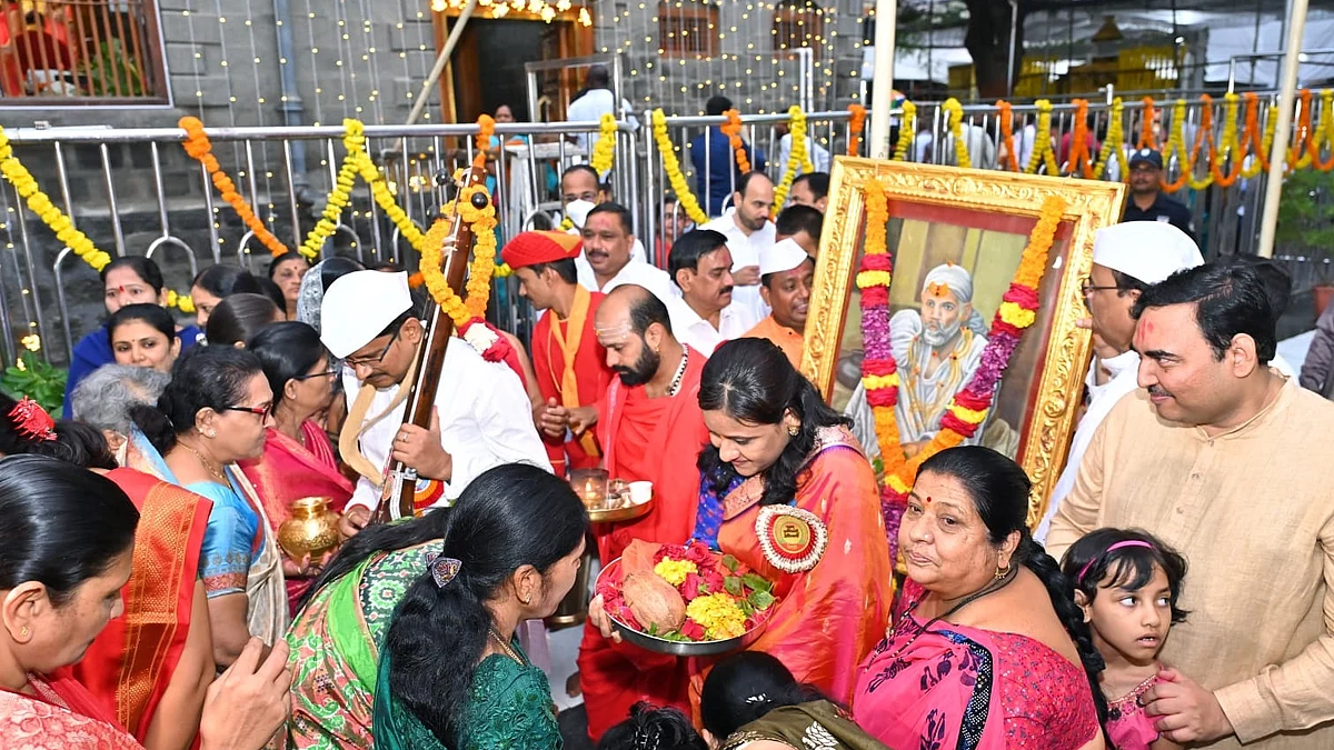 गुरुपौर्णिमेनिमित्त शिर्डीत लाखो भाविकांनी घेतले साईदर्शन