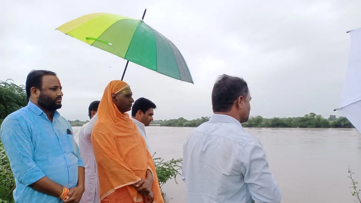 महंत रामगिरींकडून पूर परिस्थितीची पाहणी