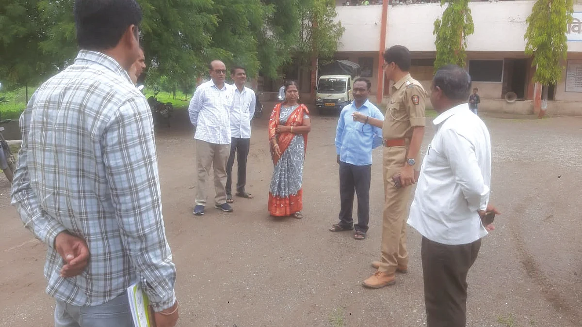 आषाढ वद्य एकादशी यात्रेच्या पार्श्वभूमीवर नेवाशात अधिकार्यांकडून वाहनतळांची पाहणी