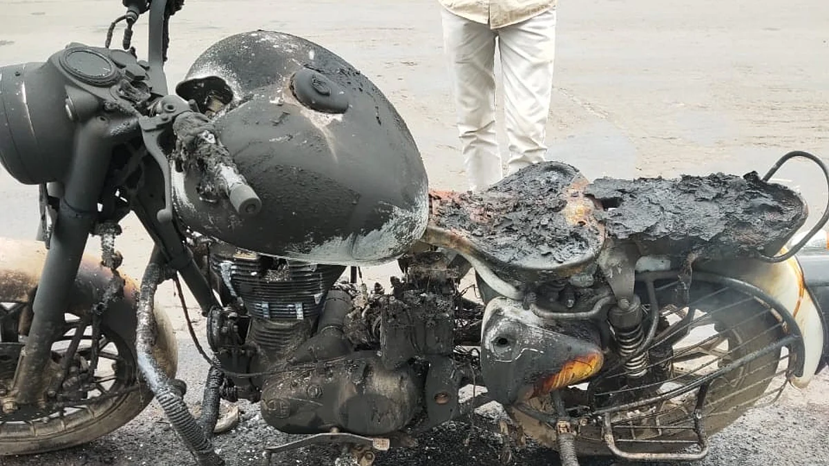 अनरदजवळ धावत्या बुलेटचा स्फोट