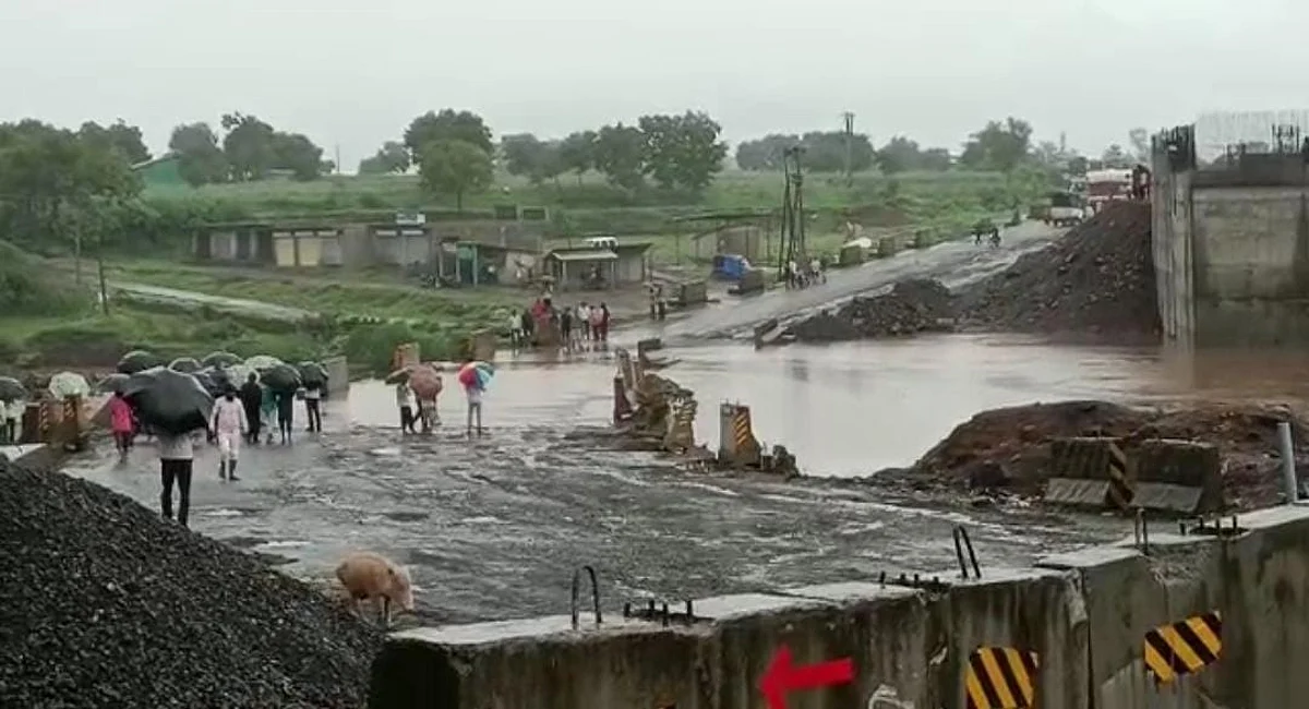 मोठ्ठी बातमी : राष्ट्रीय महामार्ग विसरवाडी जवळील पूल पुन्हा गेला वाहून