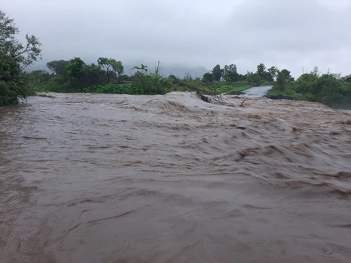 पुणेगाव धरण परिसरातील पूल पाण्याखाली; गावांचा संपर्क तुटला