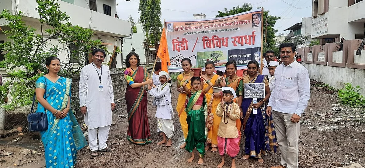 पूर्णपात्रे विद्यालयाच्या वृक्षदिंडीने वेधले शहराचे लक्ष