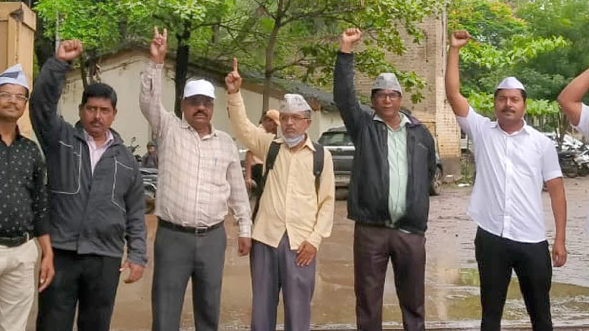 वीज दर वाढ निषेधार्थ आपची निदर्शने