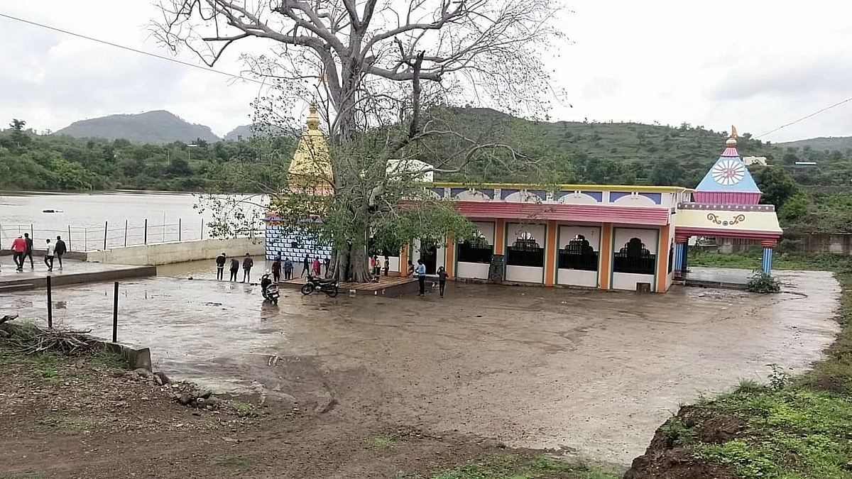 मुळा नदीला पूर,पाणीसाठा निम्म्यावर