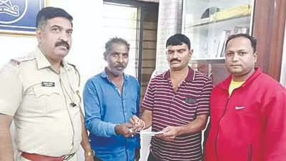 Honest auto driver returns gold ring