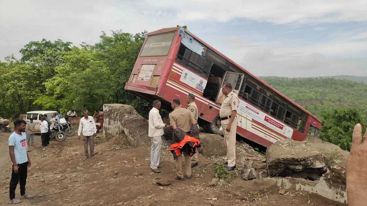 चरणमाळ घाटात गुजरात परिवहन मंडळाची बस उतरली ; सात प्रवासी जखमी