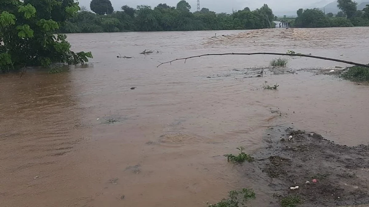 रवळस पिंपरीतील पूल पाण्याखाली