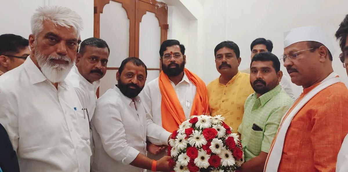 धुळ्यातून मनोज मोरेंसह कार्यकर्ते शिंदे गटात सामील