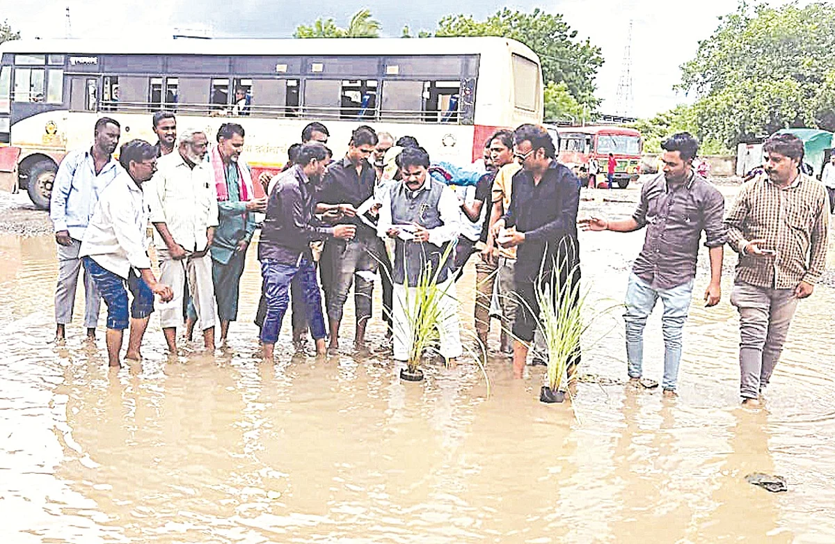 भुसावळ बस स्थानकातील खड्डयांमध्ये पीआरपीचे वृक्षारोपण