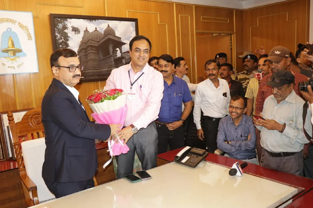 डॉ. चंद्रकांत पुलकुंडवार यांनी आयुक्त तथा प्रशासक म्हणून स्विकारला पदभार