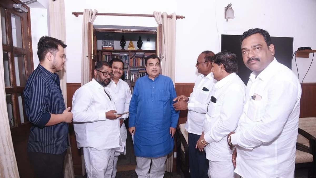 योगिराज गंगागिरी महाराज अखंड सप्ताहाचे केंद्रीयमंत्री नितीन गडकरी यांना निमंत्रण