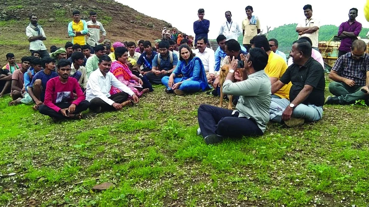 जिल्हाधिकारी मनीषा खत्री यांनी दुर्गम भागात जावून नागरिकांशी साधला संवाद