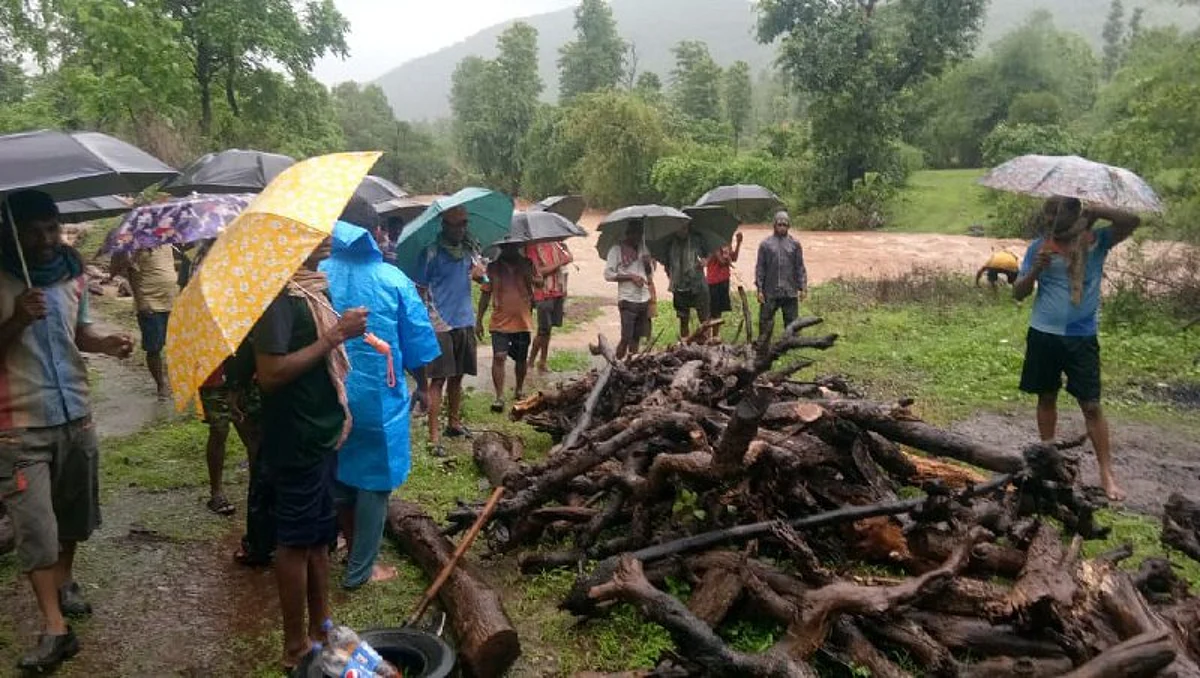 धो-धो पाऊस, स्मशानभूमीला शेड नाही, पावसातच अंत्यसंस्कार, सुरगाण्यातील भयाण वास्तव