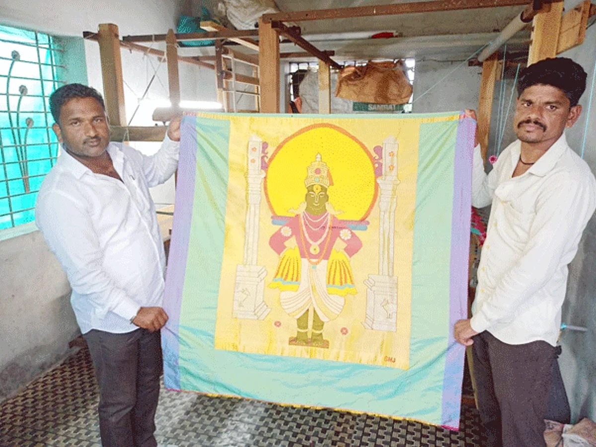पैठणीच्या शेल्यावर विठ्ठलाची छबी