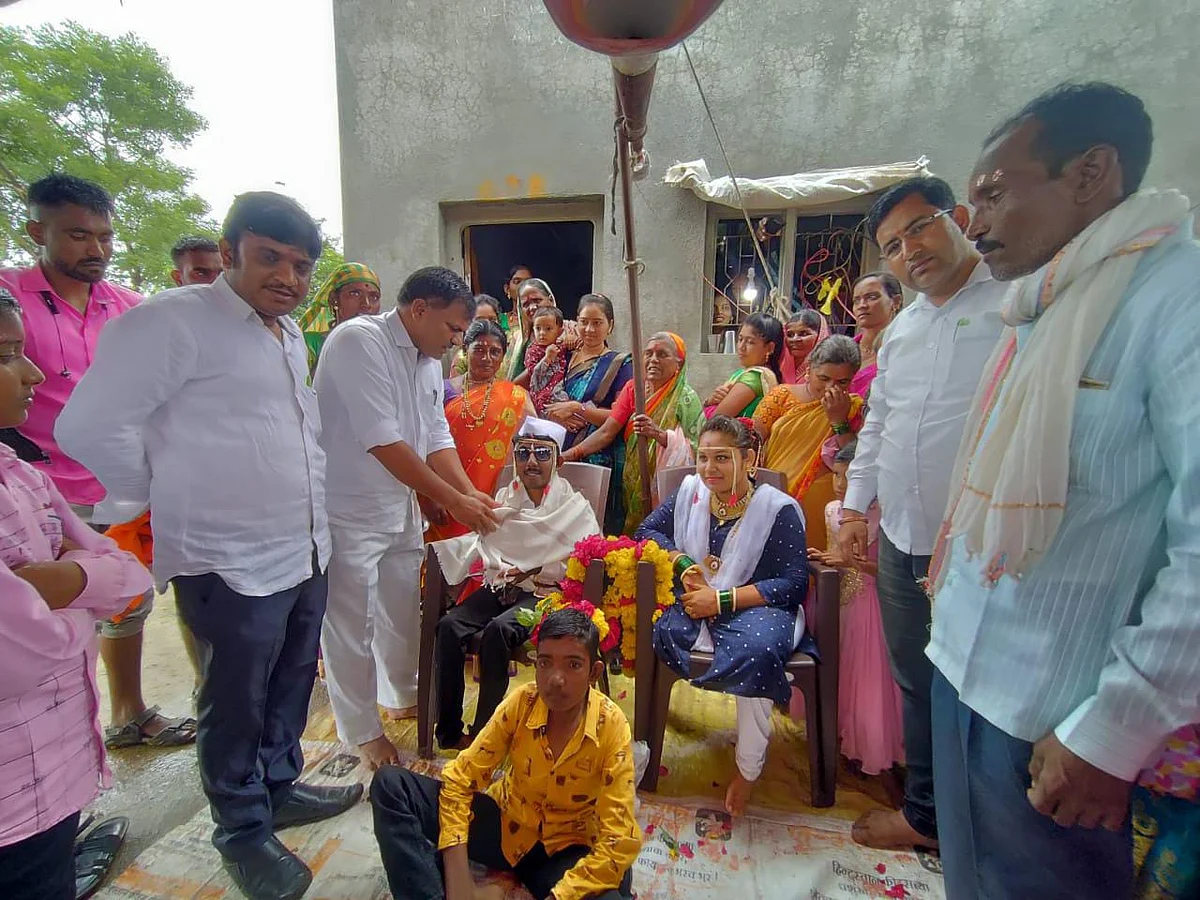 दिव्यांगांची अनोखी प्रेमकहाणी; लग्न सोहळ्याची सर्वदूर चर्चा