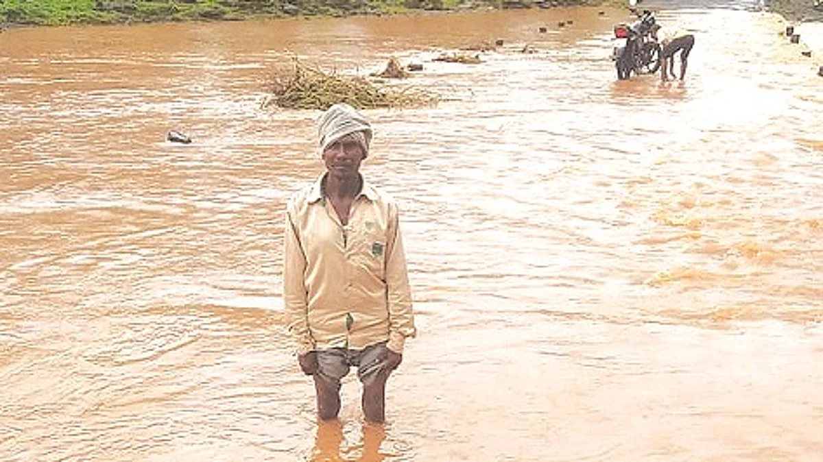 जेबापूर-रोहन दरम्याची तळ फरशी उखडली