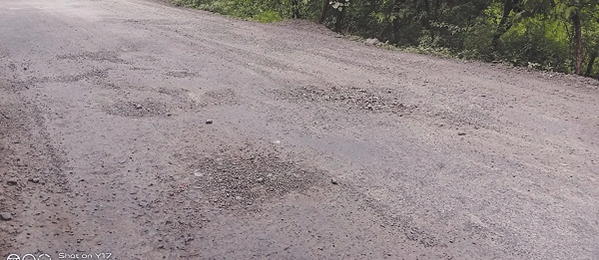 पहिल्याच पावसात रस्त्याचे तीन -तेरा