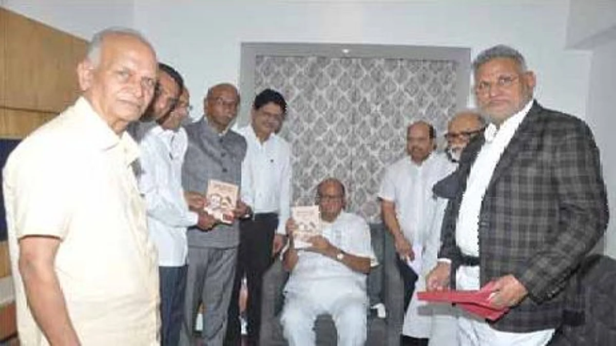 'मविप्रचे शिल्पकार ॲड. बाबूराव ठाकरे' या विशेष पुस्तकाचे प्रकाशन
