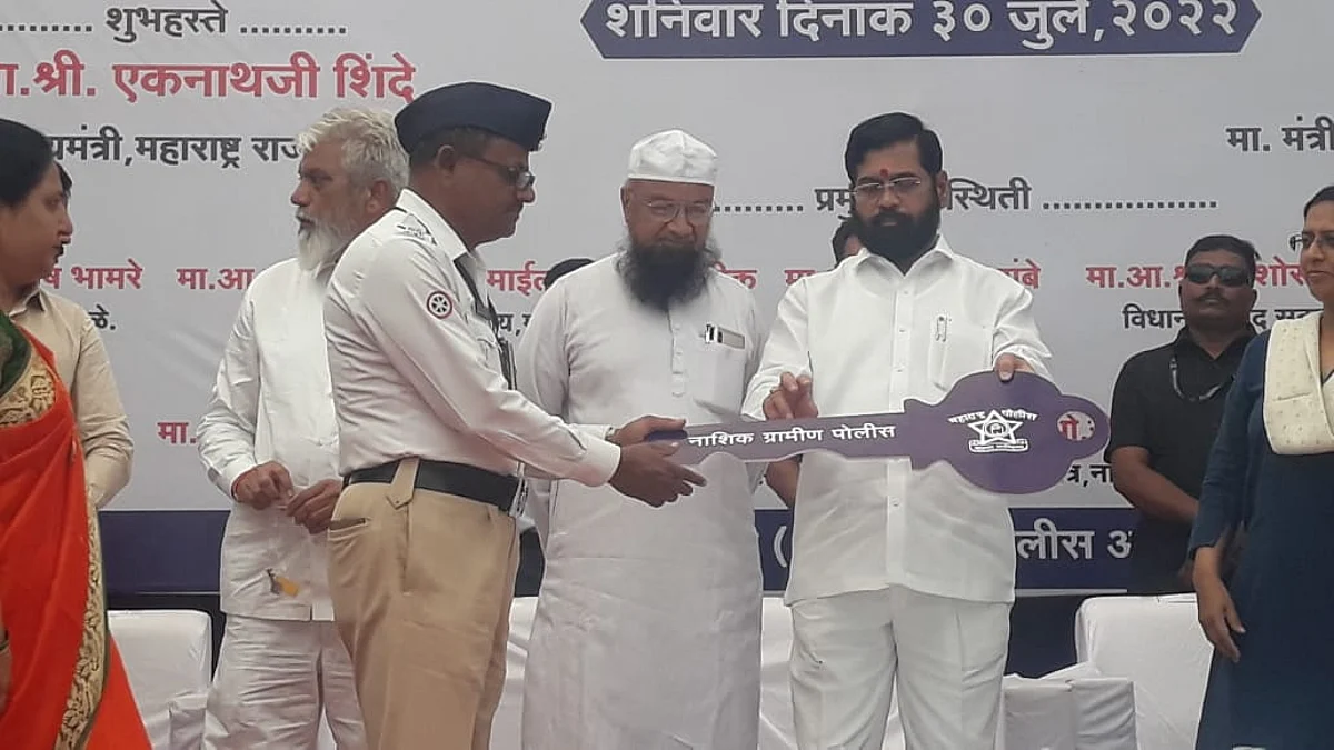 मुख्यमंत्री शिंदेंनी 'त्यांना' दिली घराची चावी अन्...
