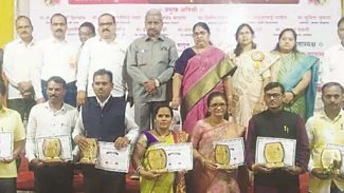 शिक्षकांना समाजरत्न सन्मान पुरस्कार