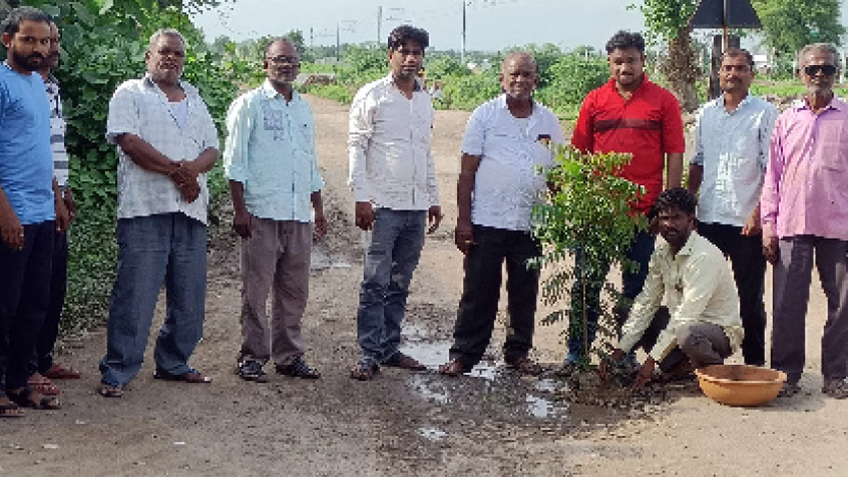 रस्त्याच्या दुरवस्थेकडे लक्ष वेधण्यासाठी ग्रामस्थांनी खड्ड्यामध्ये केले वृक्षारोपण