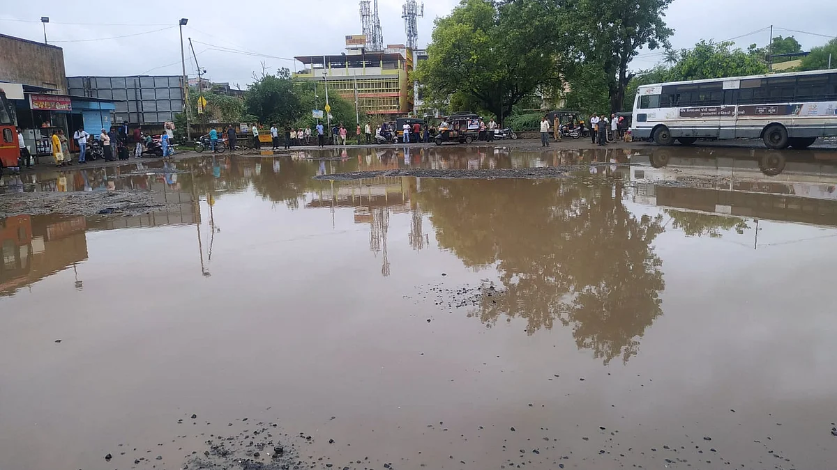 Video # अरे व्वा बस स्थानकाचे चक्क तलावात रूपांतर..