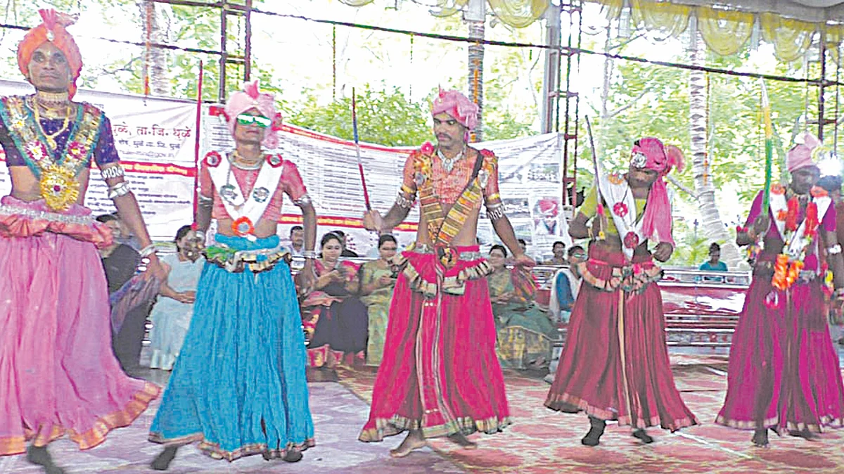 पारंपरिक नृत्यातून मिळाली आदिवासी संस्कृतीची अनुभूती