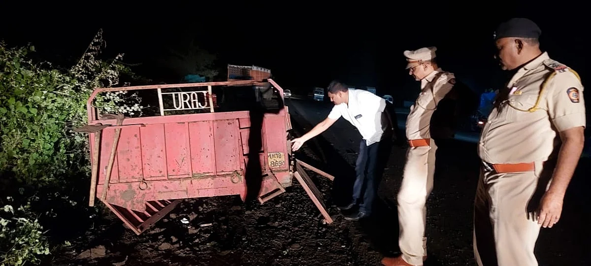 Photos # मेथीनजीक तिहेरी अपघात, दोंडाईच्यातील एक तर मेथीतील दोन जण ठार