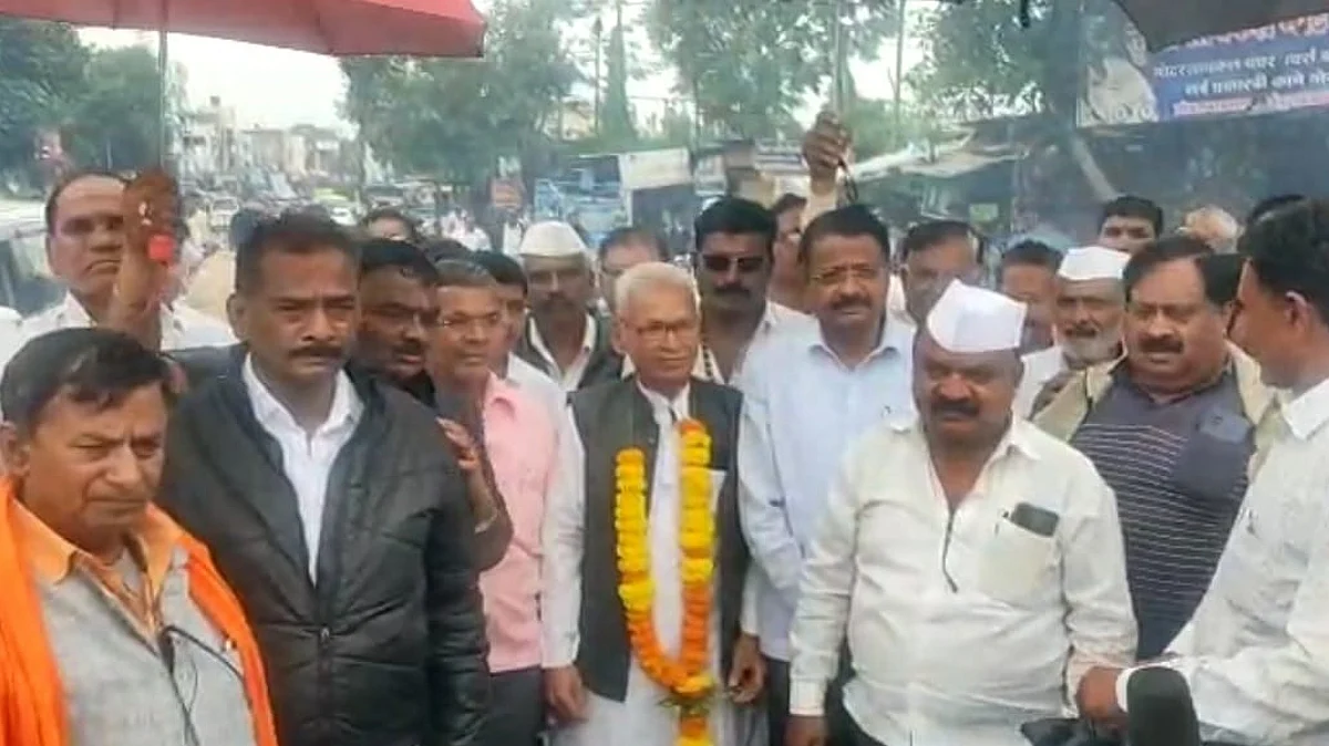 VIDEO : अजित पवार यांची सभा संपताच दशरथ सावंत यांची पोलिसांकडून मुक्तता