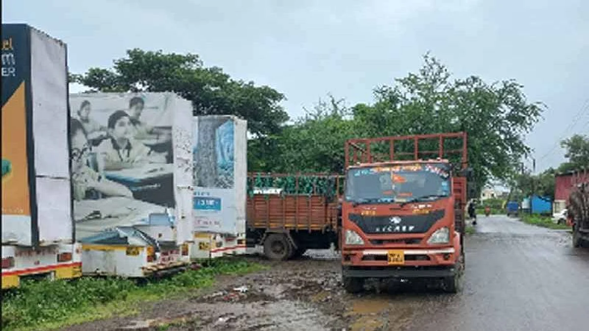 अंबड परिसरात अवजड वाहनांची अवैध पार्किंग; वाहतूक शाखेचे दुर्लक्ष