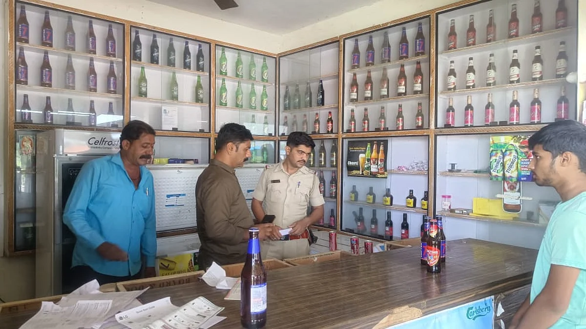 कोळगाव येथे मंदिरासह दोन दुकाने फोडली