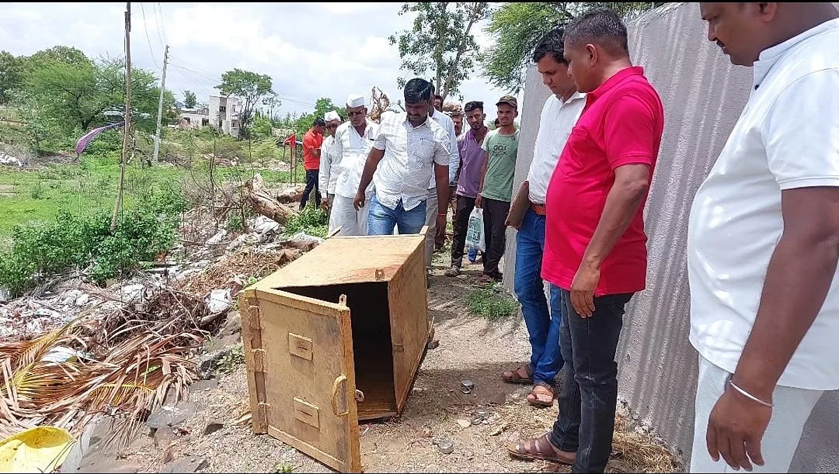चोरट्यांकडून दानपेटी लंपास