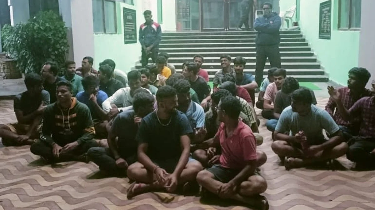 महात्मा फुले कृषी विद्यापीठाच्या कुलगुरू कार्यालयावर संतप्त विद्यार्थ्यांकडून दगडफेक
