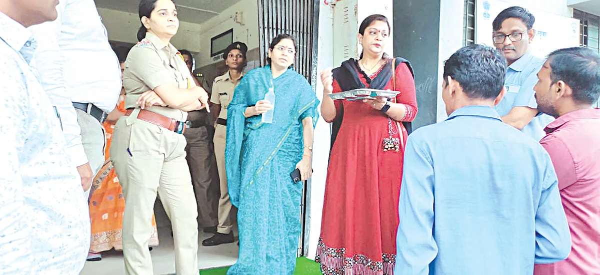 सुलतानपूरच्या आश्रम शाळेला महिला आयोगाच्या सदस्यांची भेट