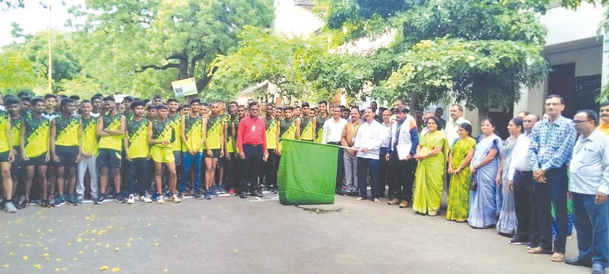 नूतन मराठा महाविद्यालयाच्या मॅरेथॉन स्पर्धेत 350 विद्यार्थी धावले