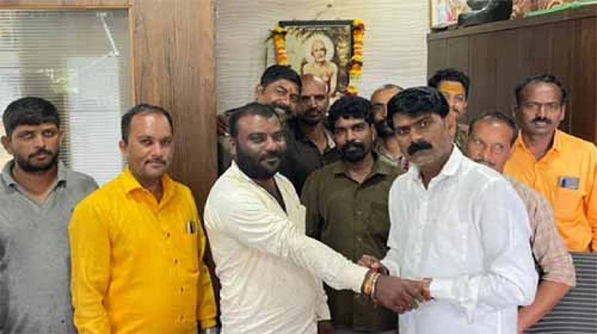 वाहन चालकांना राखी बांधून रक्षाबंधन साजरे