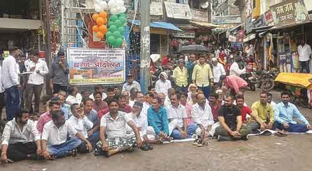 एक्स्प्रेस रेल्वेगाड्या पूर्ववत करा; आम्ही नांदगावकर कृती समितीचे धरणे आंदोलन