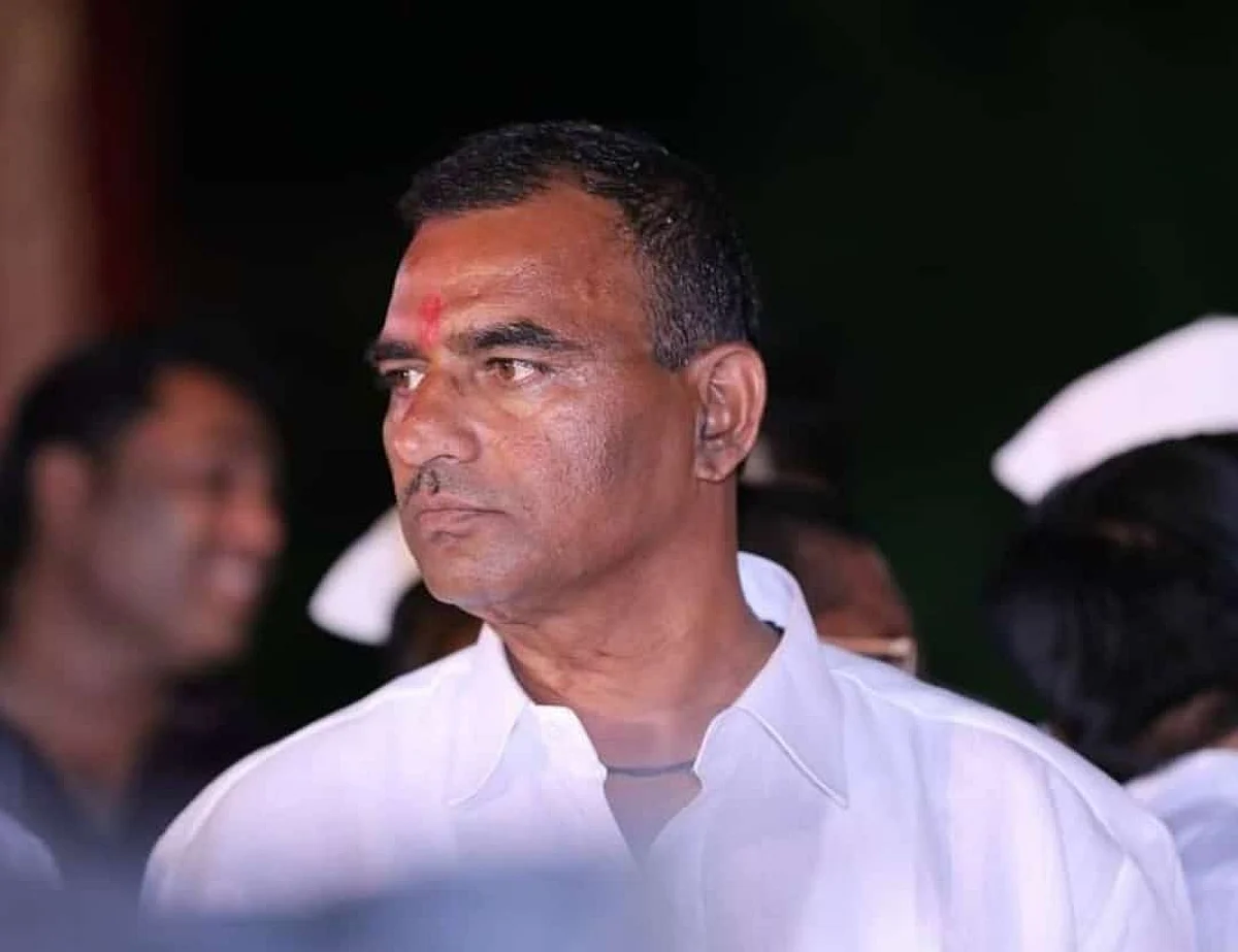 टेम्पो व मोटरसायकलचा अपघात